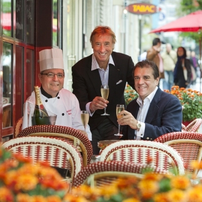 Alexandre & fils est devenu le rendez-vous de tous les amateurs de cuisine raffinée et de grands vins. Une brasserie parisienne de luxe!