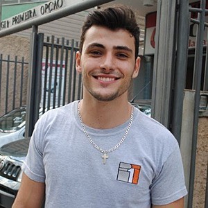 Prazer sou Antonio Fargoni faço a novela Malhação nas horas vagas toco violão e é isto contei um pedacinho do que eu gosto de fazer obrigado pela atenção