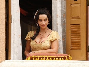 Teúda e manteúda do idoso Coronel Coriolano Ribeiro, Glória é uma bela mulher. Vive na casa que foi da família do coronel, para escândalo das mulheres locais.