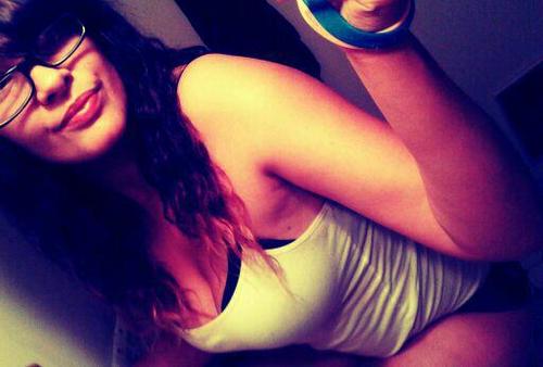 Hii :) single . Team Cancer . Class 2k13 . Follow mee !