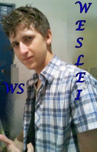 tenho 16 anos, olho azul,  gosto muito da banda garota safada, gosto de musica eletronica , curto fica muito tempo na internet.