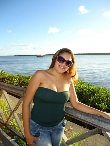 24 anos, professora/intérprete.Cuidado com as vozes que insistem em lhe recordar os seus defeitos... elas costumam prejudicar a sua visão sobre si mesmo.