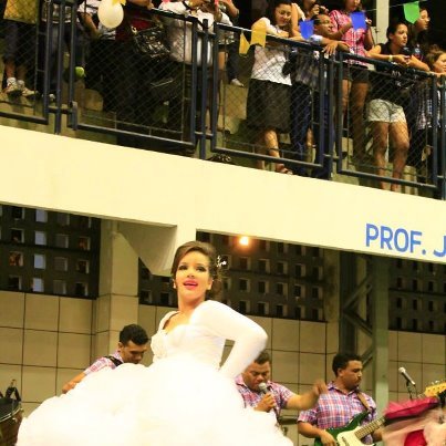Rostinho bonito, envelhece. Maquiagem, se desfaz. Pele bonita, enruga. Cabelo lindo, fica branco. Corpo lindo, cai. Mas o caráter, fica.