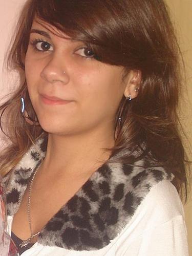 Bipolar, muito ciumenta, amiga, louca, flamenguista, paixonada pelo meu amôr, feliz, ilimitada :B