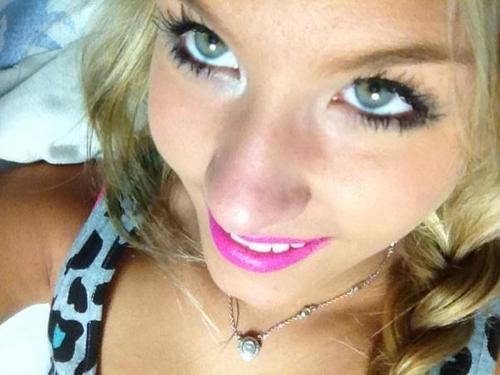 In love with JB♥ 1D♥ Miley♥ Demi♥ ICONic Boyz♥ and Elektrolytes♥ :)