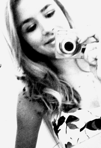 Leonina, sou aquela que sai fora dos padrões da vida, que usa a criatividade, que não segue moda mais cria a sua , aquela que sabe aproveitar o bom da viida *-*