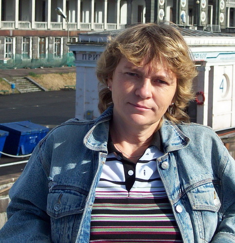 Занимаюсь фотошопом. Плету украшения из бисера. Фотографирую детей.