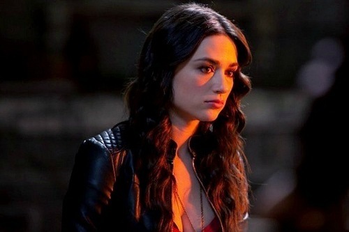 Being the new girl is hard, keeping a secret is harder... |TV World RP, Single|