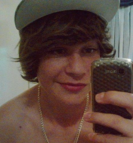 Sou Boylieber, gosto de Skate, Futebol e Músicas, sou Chato, Boleiro, Abobado, Feio.....Vish, o resto você descobre sozinho :P