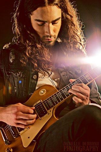 This page is for all of @FrankSidoris fans around the world.. Let me show to him our support!