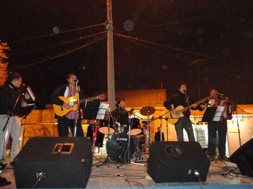 Banda de cumbia joven, que busca rescatar los clásicos de la memoria colectiva a través de nuestro segundo baile nacional. La cumbia joven.
http://goo.gl/p7ovw