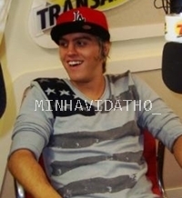 Gatos tem 7 vidas ,Pessoas normais uma ,Eu tenho você @thomasrestart ( @carolpiana )