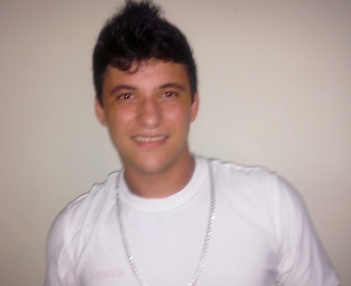 18 Anos, curto Rap. Sou um cara maneiro e se quiser conhecer melhor, apenas siga :}