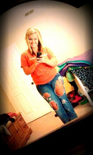 ~17 years young ~Junior Year ~Country Girl ~Hog Showin is my life! ~Big Trucks is a MUST! ~Country Boyss are the best(:
