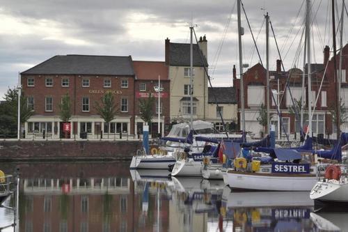 A cheeky pint and some great fun on the Marina? Why not! Good Food, Good Drinks, Good Times!