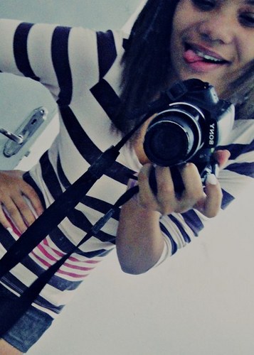 Apaixonada pela vida &' pelos meus esmaltes *o* HUASHAUSH' complicada aos extremos '-'  amo minha familia, meus amigos &' DEUS acima de tudo e qualquer coisa !