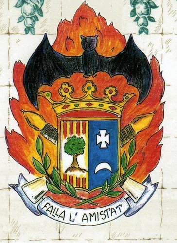 Fundada en 1992 a Riba-roja de Túria, ens obrim pas en el món de les falles intentant innovar, sorprendre i mantindre la nostra cultura.