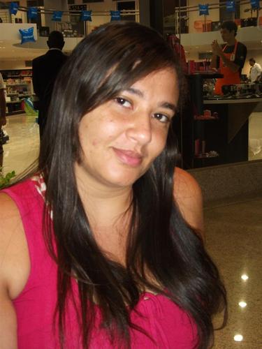 Eu Sou 100%  extrovertida , amiga , companheira  , adoro curtiir a vida e compartilhar experiencia ......