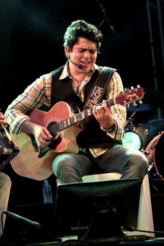 Fã Clube Oficial dedicado ao cantor/campositor capixaba @ederdeoliveira4 !!!!
Criado por @AnaPaulaLoss em  29/12/2011