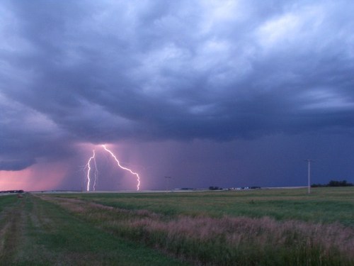 Weather Enthusiast, CanWarn Spotter, Photographer, in search of the perfect photo-op, Wildlife, Aurora, Lightning & Severe Weather.