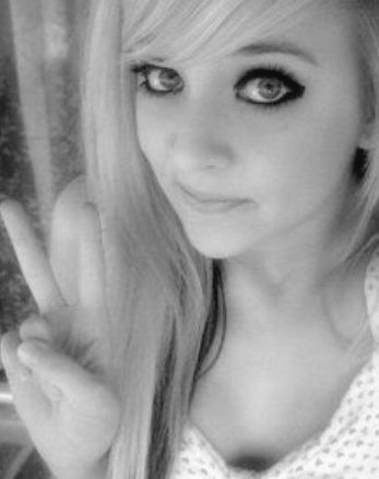 ' Mariana Thaís Motta : 16 anos , boba , chocólatra assumida , namoradeiira , facebookeiira , infanttil , amiiga & problemátiica . :]