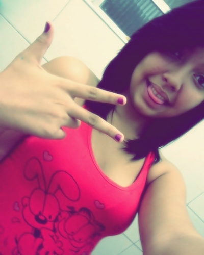 (I)mpaciente, (M)uito ciumenta, (P)reguiçosa, (R)omântica, (F)rágil, (E)ducada, (I)nquieta, (T)eimosa, e (A)trapalhada. Prazer, essa sou eu.