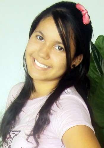 menina inteligente , chata tambem, mas assim mesmo sou mt amada por todos ao meu redor, curto gospel e romance,adoro a saga crepusculo e amuh estudar .