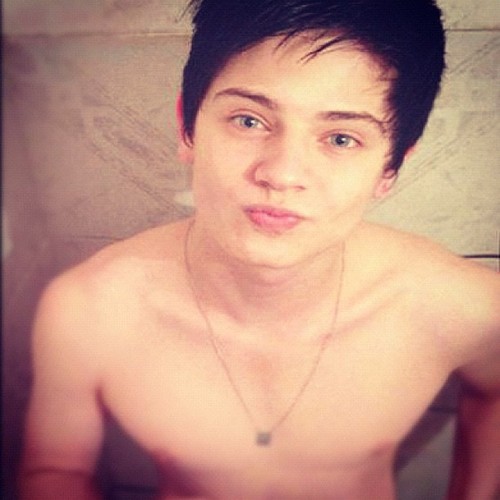 tt.amo @Chris_Leao, sou dona também do @BrunaLeao_fc *-*