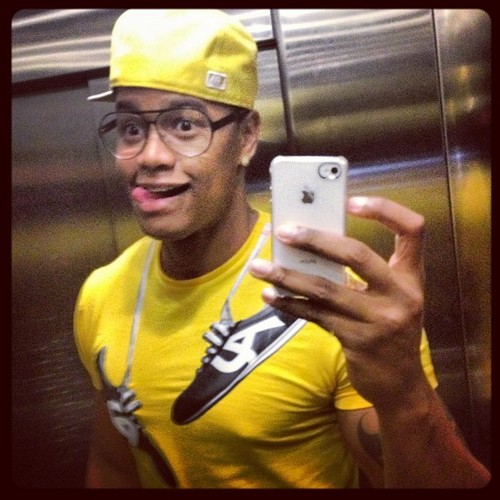 Recente fã clube dedicado ao meu bebê, @OLeoSantana.
eu te amo viiiiiiidá, ♥'