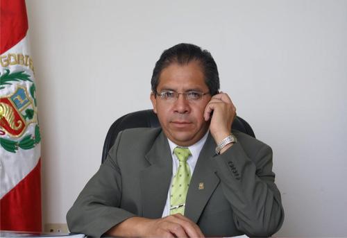 Relacionista Público e Industrial, experto en negociaciones colectivas, conflictos sociales, relaciones comunitarias, estudiante del XI Ciclo de Derecho