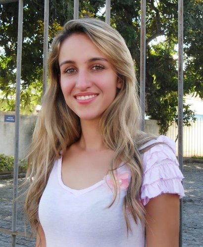 O melhor lugar do mundo, é dentro de um abraço..

Tudo que a gente sofre.. Num abraço se dissolve...