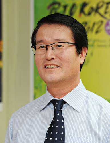더불어 같이 행복을 누릴 수 있는 삶이 무엇인지를 고민하고 실천한다.