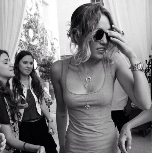 milesawaybby's profile picture. 16. dreaming of cali but living Ny. Rare obsession with Miley Cryus.. she's perfection & inlove with her movie LOL.. it's my life in a movie. #teamfollowback 3