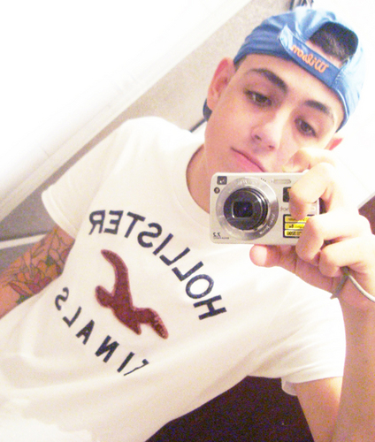 Facebook : http://t.co/Uln4uj5uFJ
Orkut : http://t.co/LQzhzp70kx