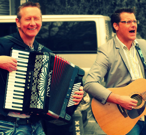 Dé Troubadours maken Nederlandstalige livemuziek met gitaar en accordeon op feesten, partijen, en gelegenheden. http://t.co/DyCHXhdYQo