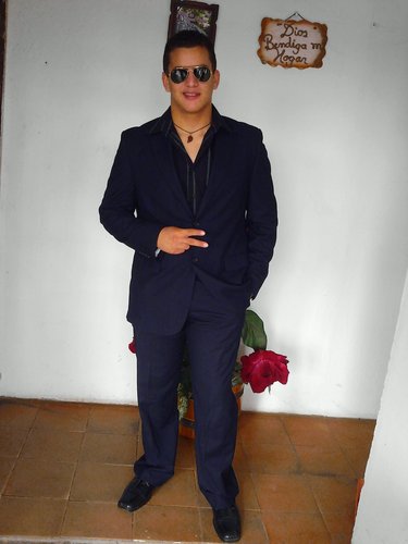 Músico, cantante, compositor y estudiante le doy gracias a DIOS por estas cosas bellas que me ha echo sentir que puedo cumplir mis sueños con amor en pleno vuel
