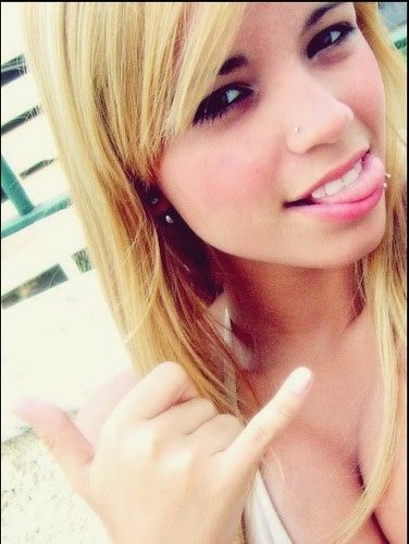 - Loirinha #_Danada, 17 anos, Ciumenta, #SOLTEIRA , #_São_Paulina fanáaaaaaatica  , tÁ bom ou qué mais ? (6 ', 

 tÁ tipo como ? rÁ , #_QqSafada ♪*