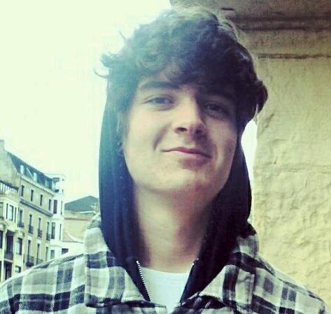 TheAsierSan's profile picture. Un tipo alto, según quién mire. Soy bajista y vocalista en Polar Roots. Me dedico a mis amigos, a salir por ahí y a estudiar