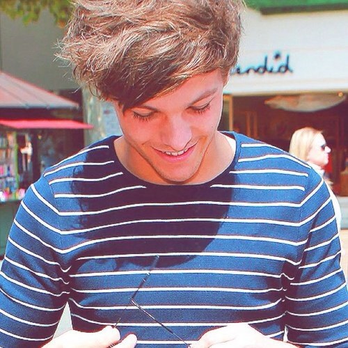 tommos_fans's profile picture. i like a guy who drives to SLOW, is hilarious, wears stripes, wears suspenders, wear pajama pants and uggs to the store, and who's name is Louis Tomlinson. ❤