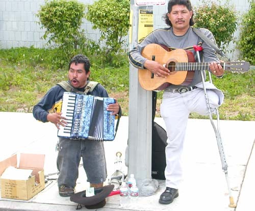 Soy un chavo happy de la vida y me gusta pasear y 100% cruz azul y barcelona y mexicano d corazon