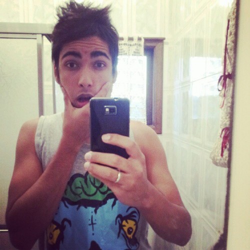 Cantor, Compositor, Guitarrista, Cabelereiro e ator de novela mexicana nas horas vagas