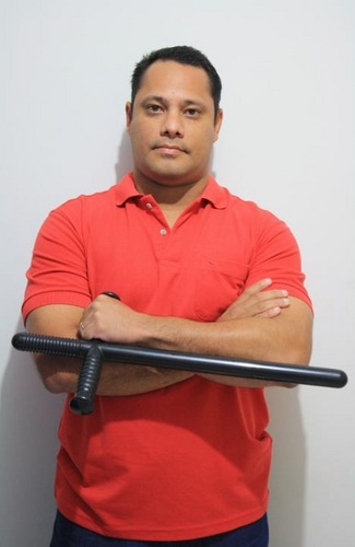 micro-empresário do setor de fabricação de bastão de defesa pessoal e instrutor de tonfa