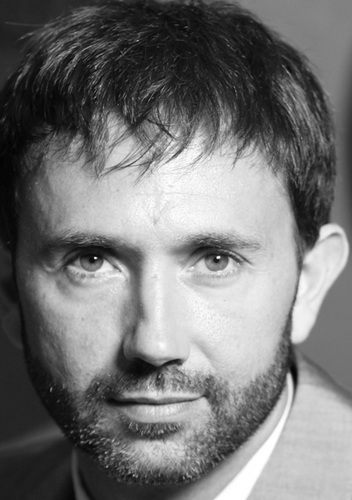 Experto en desarrollo personal y profesional. Humanista multilingüe, que iba para diplomático y se quedó en España, por ahora...