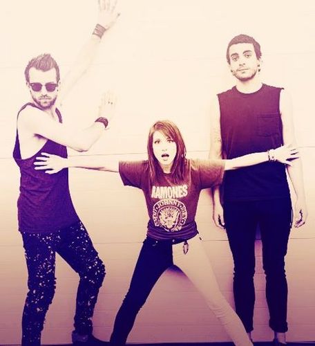 I love paramore hehe ! s2