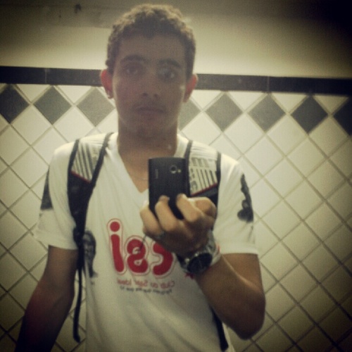 Ah eu nem sei quem eu sou, me sigam pra me conhecer! Facebook     http://t.co/NVVuCCjE94  Msn: igoravelar14@hotmail.com