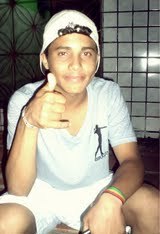 Sou xadinho,braquinho,olhos verdes,abcdecoração,tenho 16 aninho,sou goleiro..e amúú mh bê,A Pretxinha lá sabb nem!!