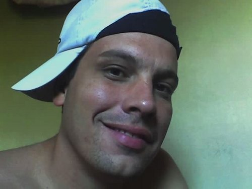 Aprendi que não posso exigir o amor de ninguém...
Posso apenas dar boas razões para que gostem de mim...
E ter paciência para que a vida faça o resto...