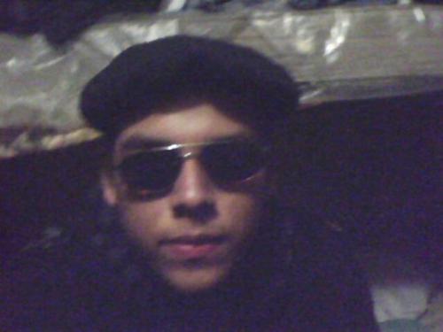 Well well I am Daviid I m Rocker I love Guns N Roses Folllowme I pay you with Followback Si deseas hablarme hazlo no muerdo =D