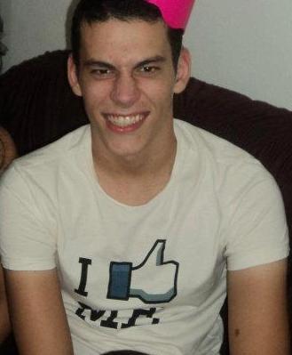 19 anos, curso Direito, cantar, não dançar, ficar em casa.
Siga-me os bons!