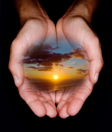 Every day is a new opportunity to present our hands filled of gratitude to Jesus our King!